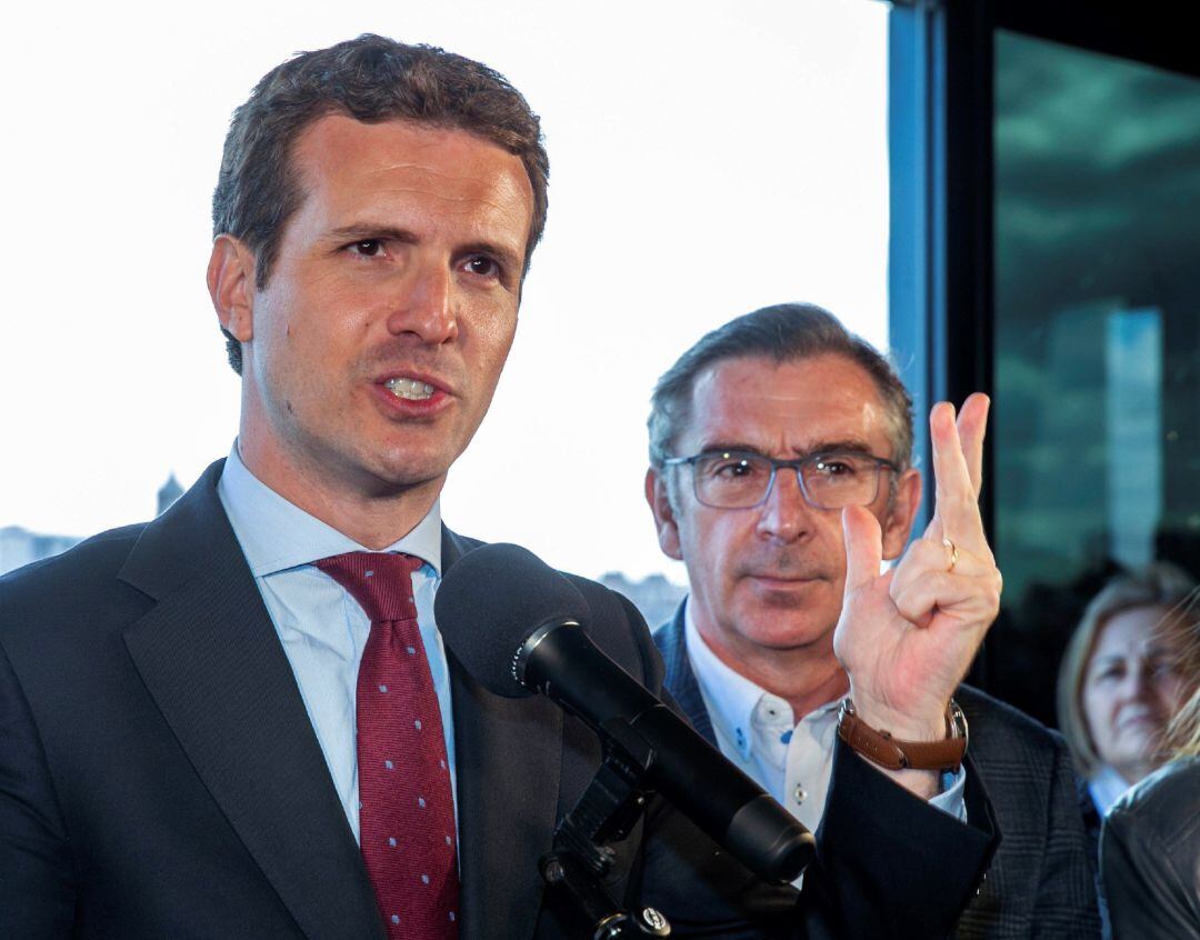 El presidente del PP, Pablo Casado (i), interviene en un acto con afiliados de Zaragoza, acompañado por el presidente del partido en Aragón, Luis María Beamonte (d) 