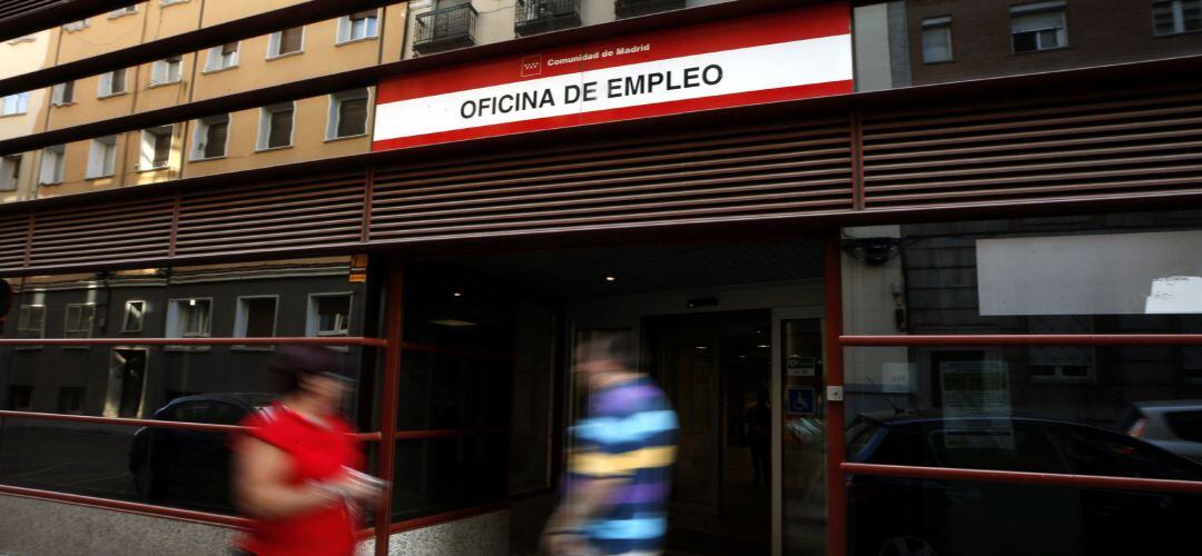 El número de parados registrados en las oficinas del Servicio Público de Empleo Estatal (SEPE) se redujo en 63.805 personas durante junio, marcando el menor recorte en ese mes desde 2009