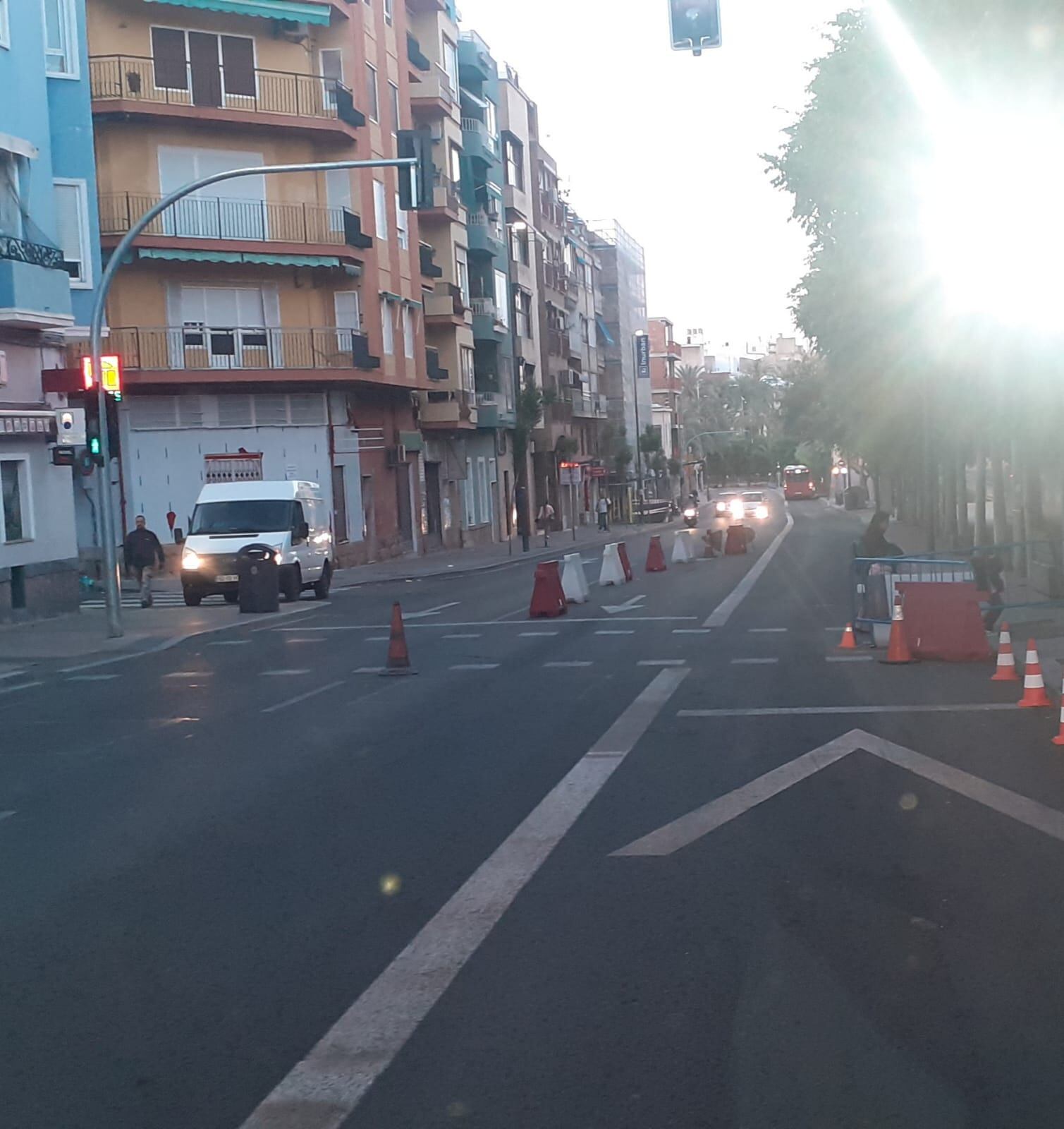Parte de los carriles de circulación cortados para permitir el paso de autobuses y esquivar algunos de los desperfectos en la calzada