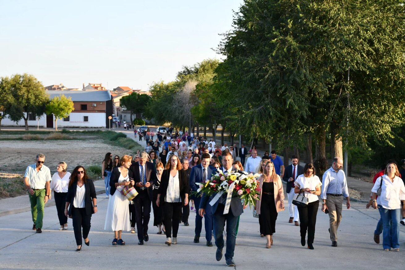 Un acto de recuerdo que concluía con una marcha hasta el cementerio de Alcabón, en donde se depositó un ramos en la tumba de Sandra