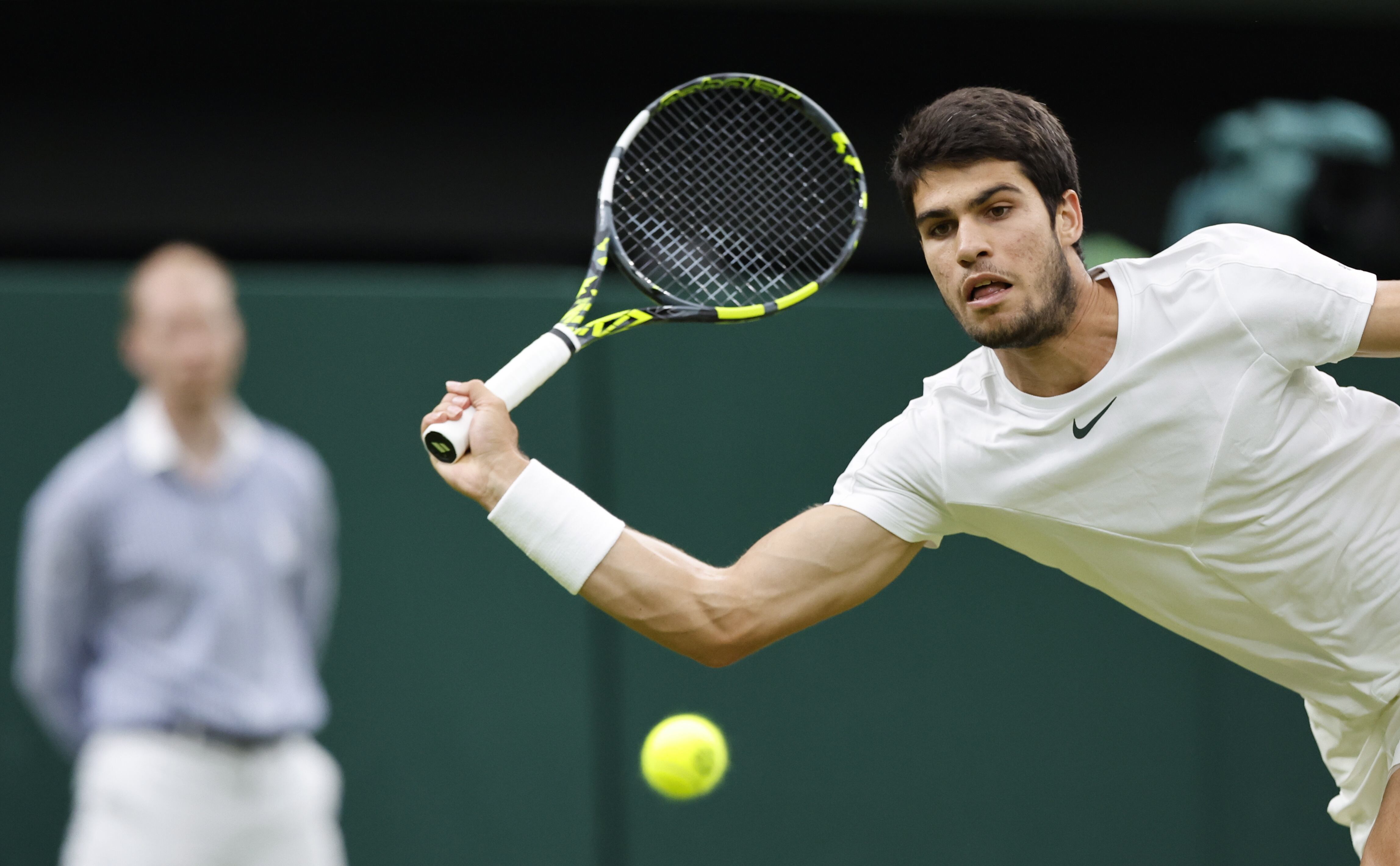 Alcaraz durante la semifinal de Wimbledon ante Medvedev.  (Tenis, Rusia, España, Reino Unido) EFE/EPA/TOLGA AKMEN EDITORIAL USE ONLY