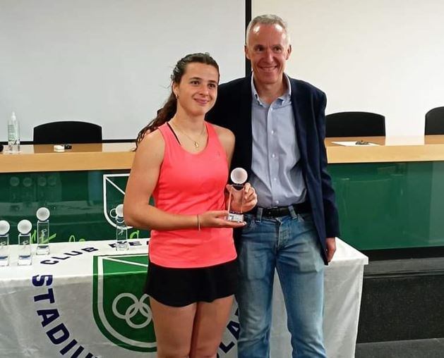 María Cachinero recibiendo su trofeo