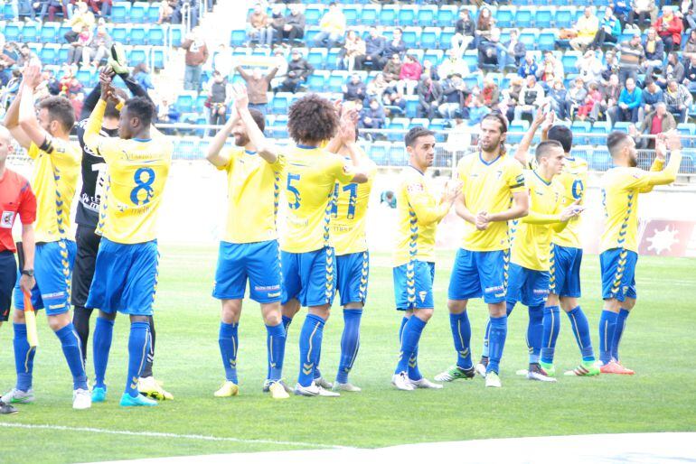 El once del Cádiz a la salida al campo.