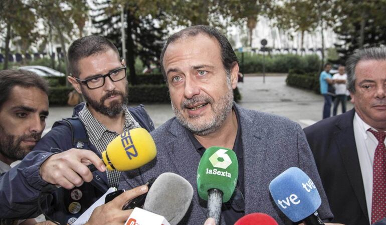 El exmarido de la exconcejala del Ayuntamiento de Valencia, María José Alcón, Vicente Burgos, a su llegada a la Ciudad de la Justicia de Valencia para declarar en el Caso Imelsa.