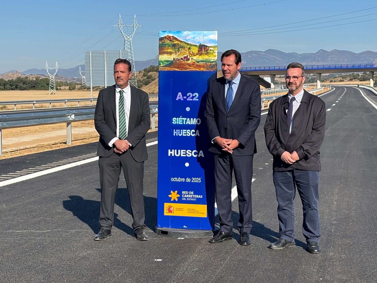 Óscar Puente en su visita a Huesca junto a los alcaldes de Siétamo y Quicena