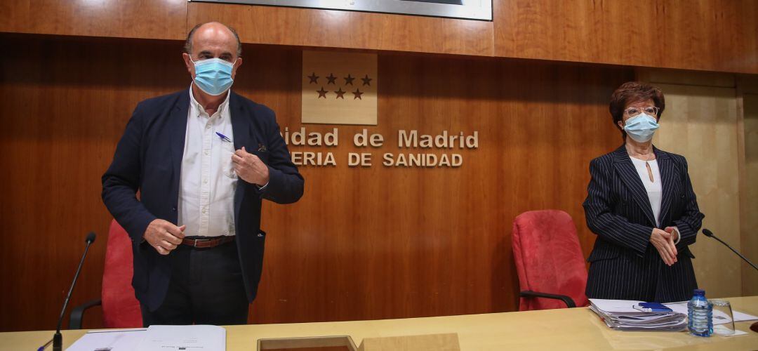El viceconsejero de Salud Pública y Plan COVID-19 de la Comunidad de Madrid, Antonio Zapatero, y la directora general de Salud Pública en la Comunidad de Madrid, Elena Andradas