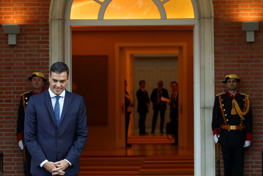 El presidente Pedro Sánchez, en la entrada de Moncloa