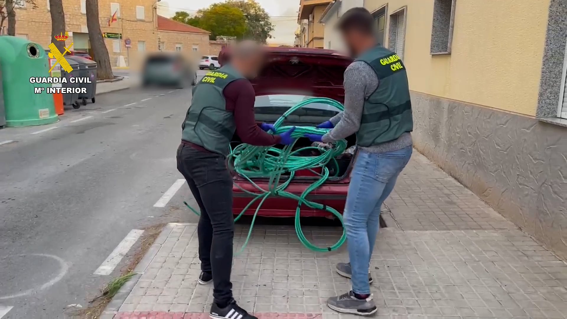 Agentes de la Guardia Civil sacan cables robados de uno de los vehículos incautados