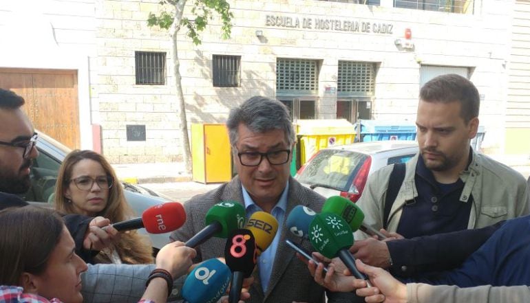 El portavoz del PP de Cádiz, Ignacio Romaní, ofrece explicaciones ante la sede de la Escuela de Hostelería de Cádiz