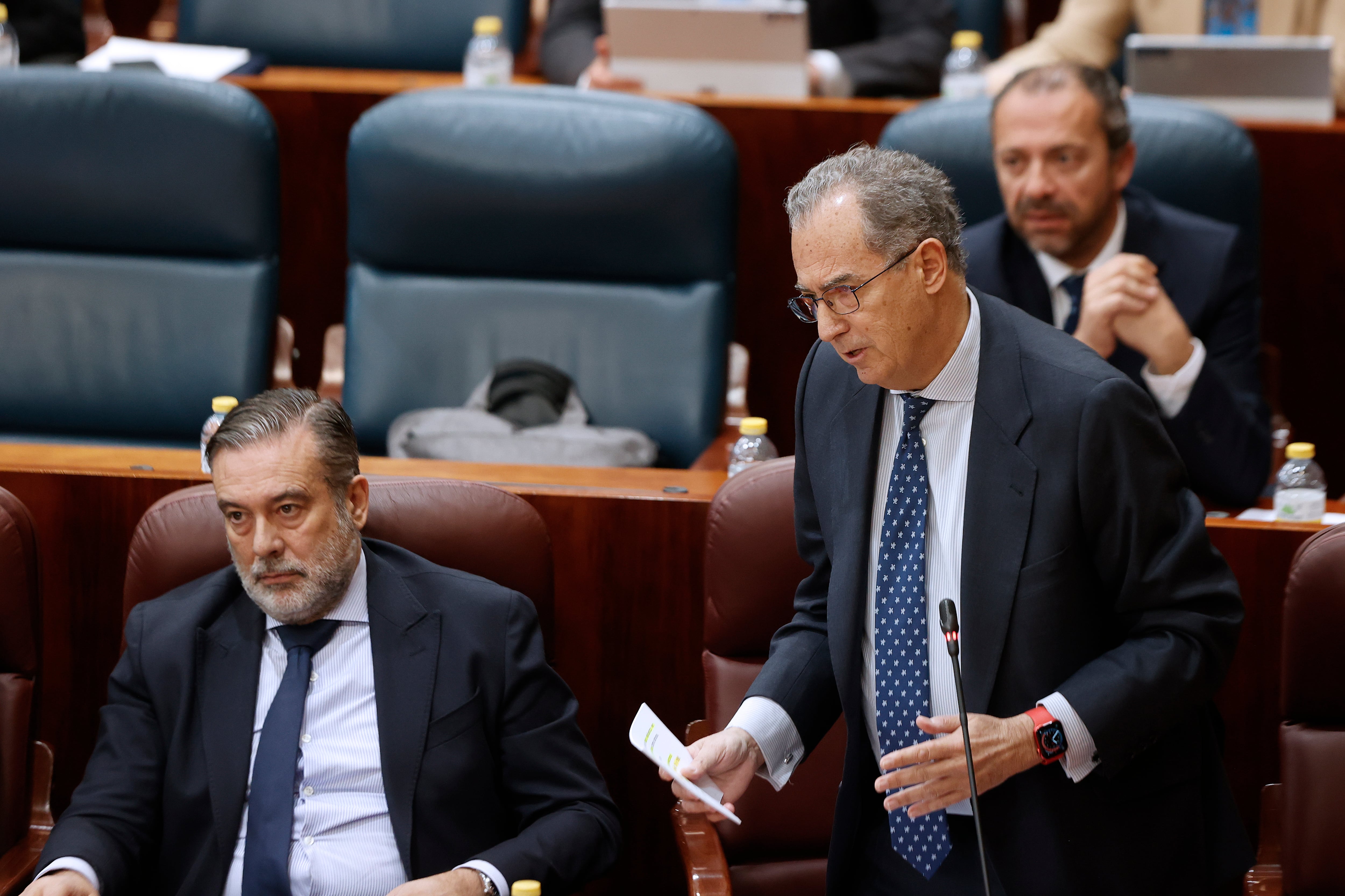 El vicepresidente, Consejero de Educación y Universidades, Enrique Ossorio, interviene en el pleno de la Asamblea de Madrid