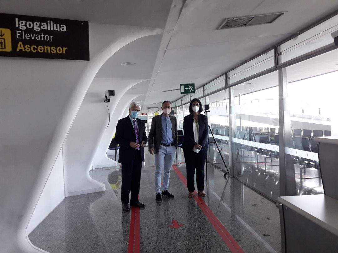 Denis Itxaso junto a representantes de AENA y del aeropuerto en la zona en la que se han instalado las cámaras termográficas