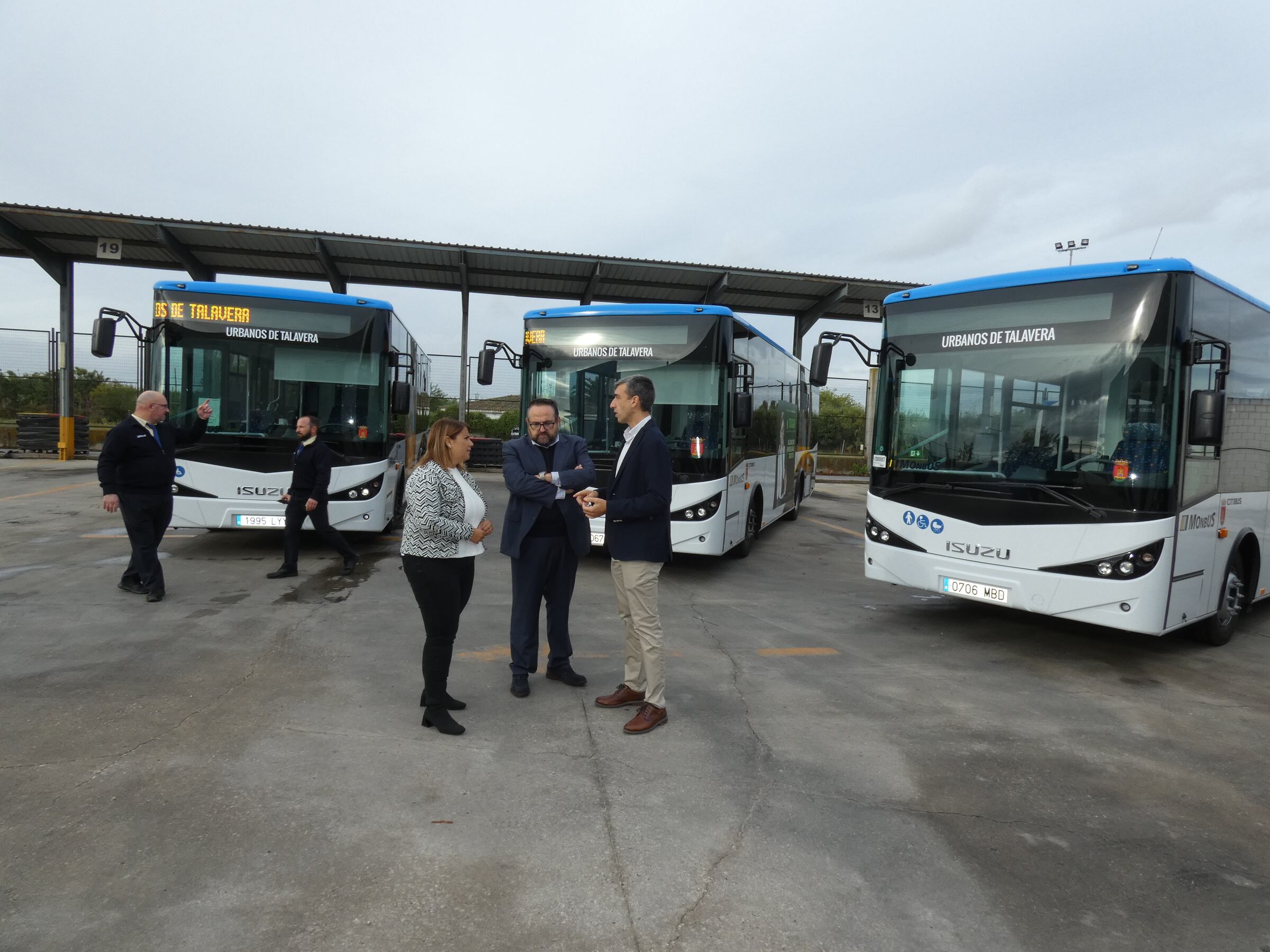 La alcaldesa Tita García y el concejal de Contrataciones supervisando los nuevos autobuses