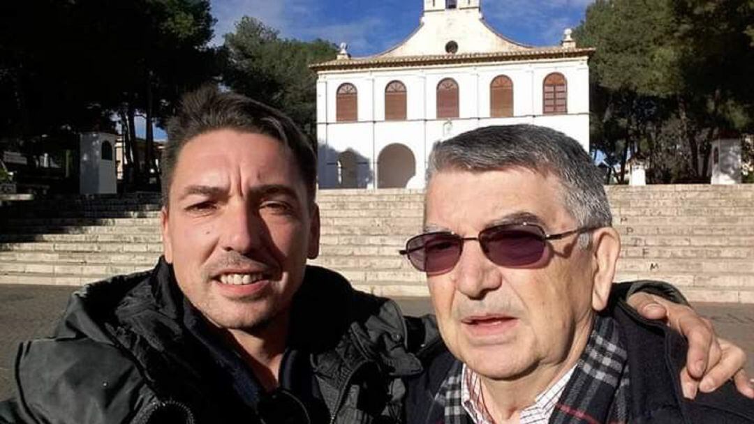 Miki Vukovic junto a su hijo Dejan en la ermita de Godella