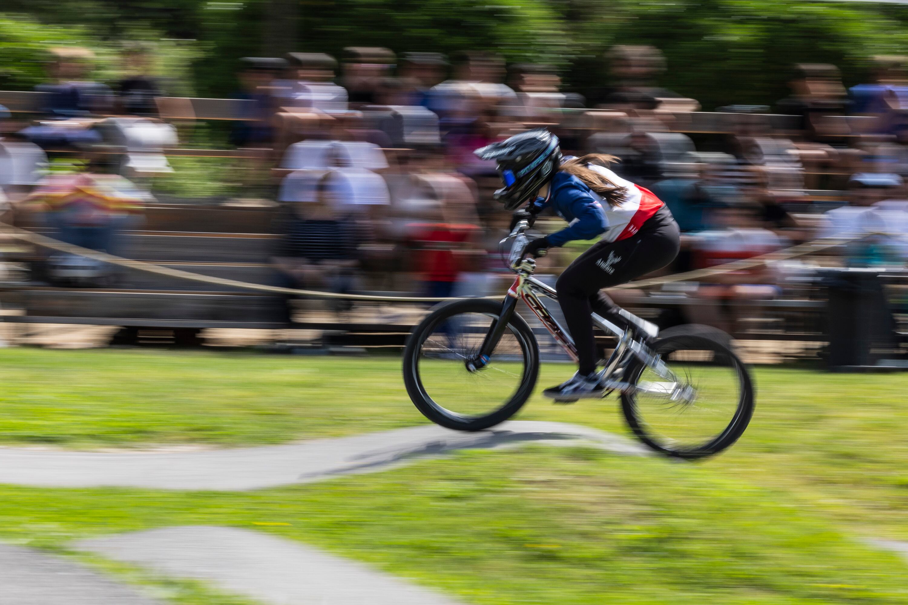 Un deportista en plena competición en el Pump Track de Aínsa. Foto: Eduardo Moreno @theblackmountainphoto 