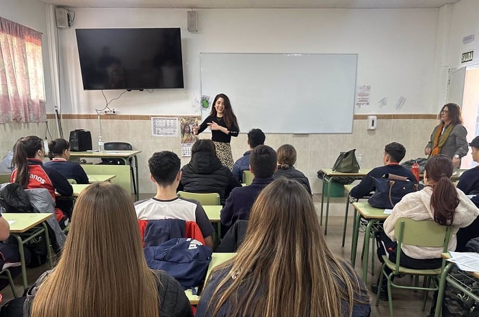 Una de las juezas de La Línea de la Concepción con alumnado del Colegio Los Salesianos