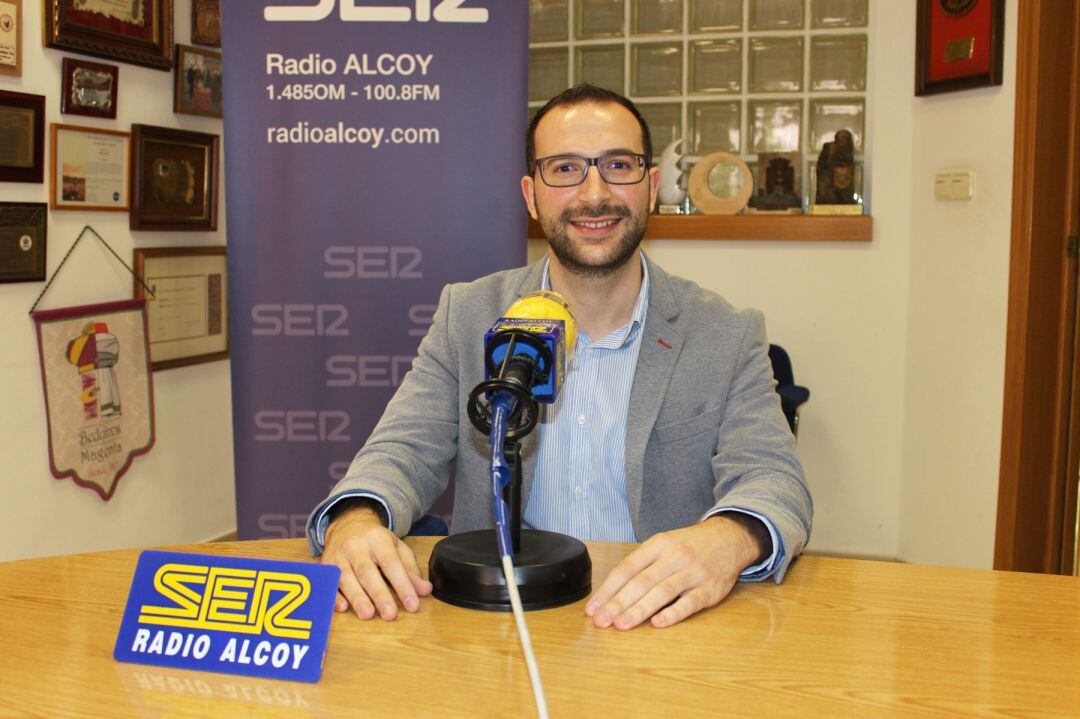 Xavi Linares, creador de 'Ohhna' en los estudios de Radio Alcoy