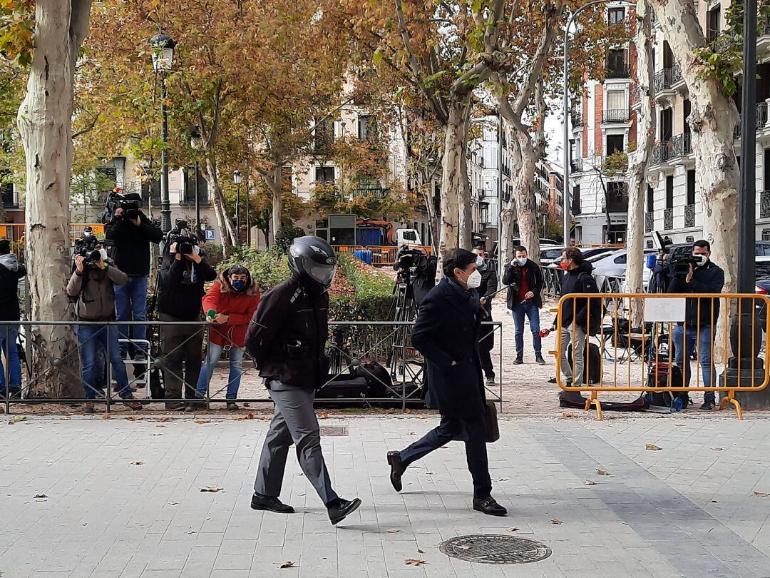 Sergio Ríos (Con casco), el que fue chófer del extesorero del PP, Luis Bárcenas, llega a la Audiencia Nacional acompañado por su abogado.