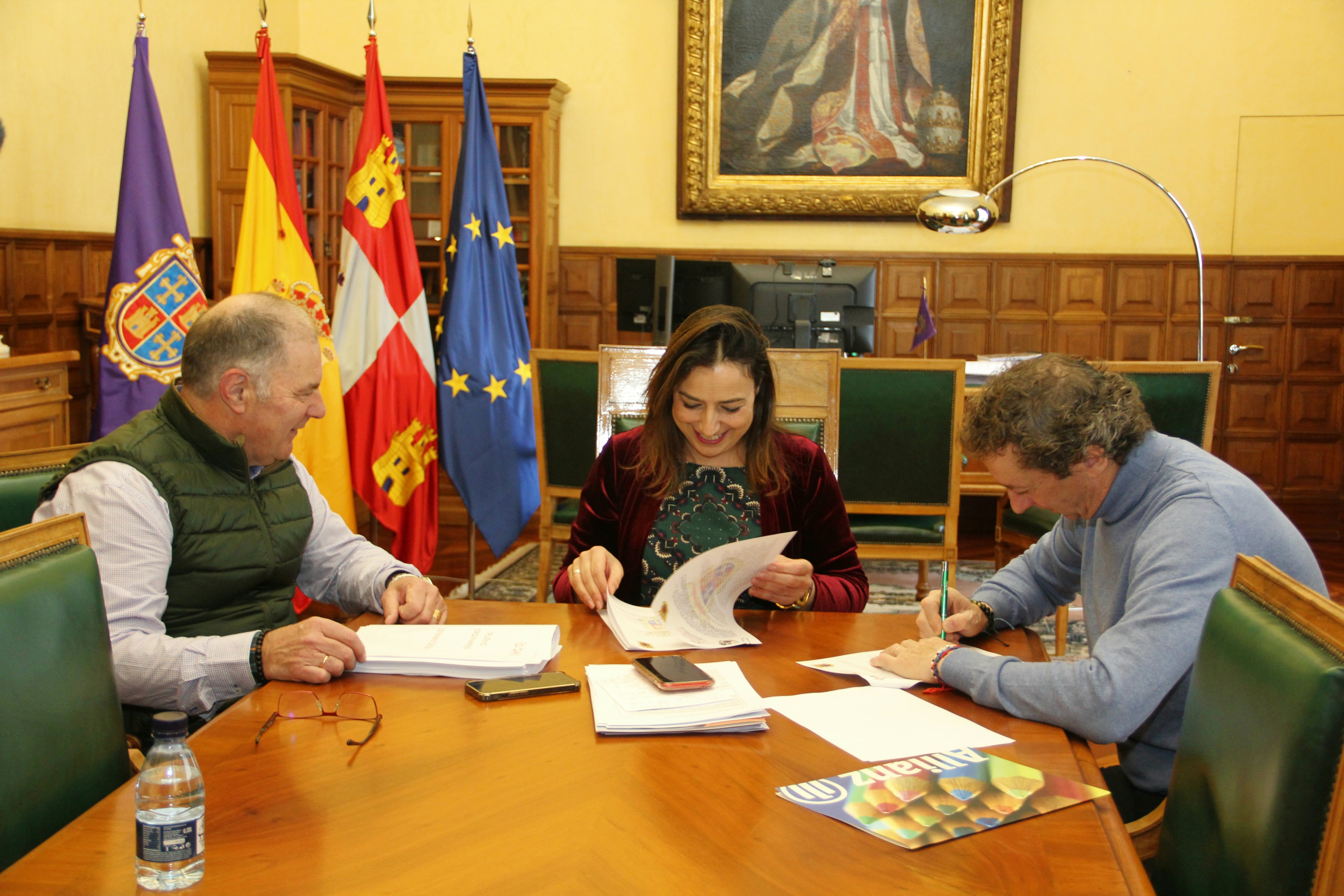 Firma del convenio entre el Ayuntamiento de Palencia y la Agrupación Palentina de la Internacional Police Association