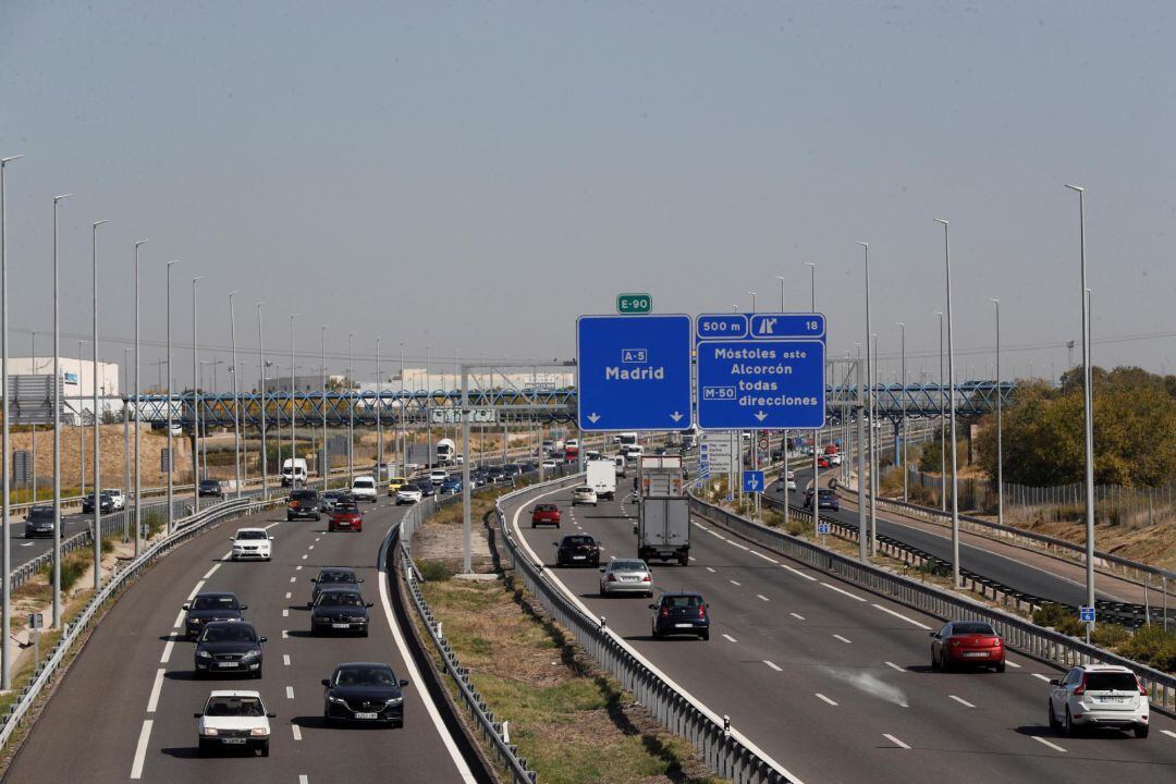 Estado que presenta a primera hora de la tarde la carretera A-5, en sentido salida de la capital, después de gobierno decretase el estado de alarma en Madrid aprobado este viernes por el Consejo de Ministros y que entrará en vigor de forma inmediata.