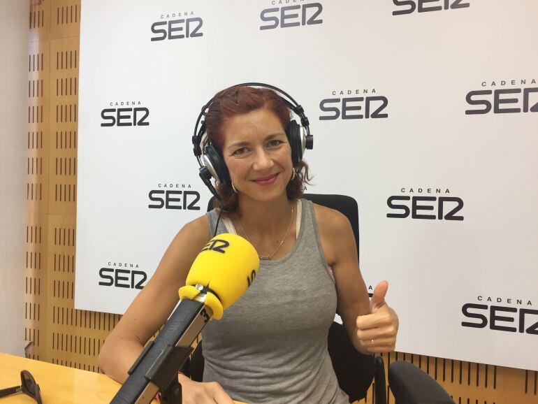 Natacha López en los estudios de Radio Valencia