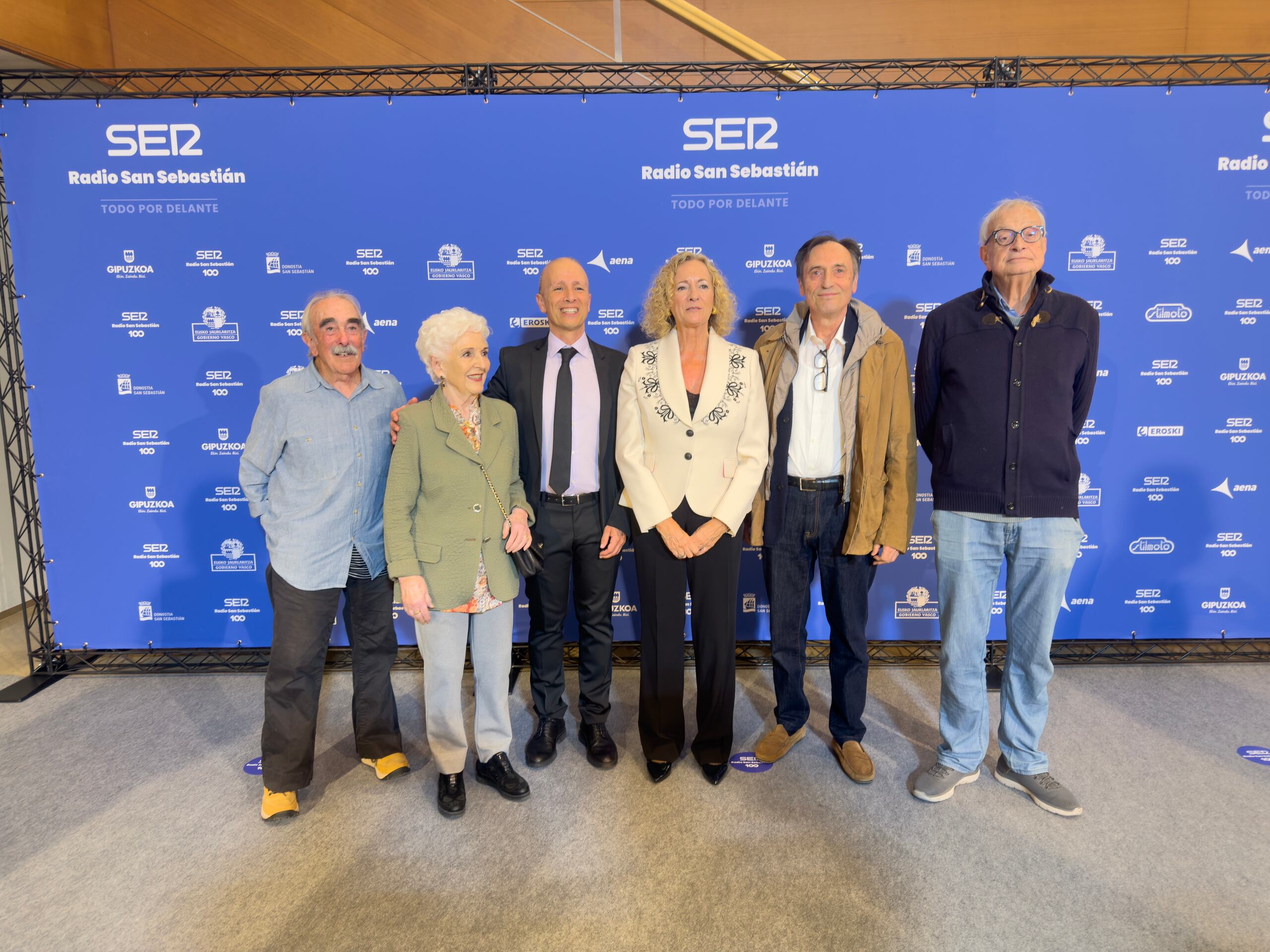 María Jesús Garijo en la Gala de celebración de los 100 años de Radio San Sebastián junto a Oscar Téllez, Begoña Marañón y ex compañeros como Paco Sagarzazu, Manolo González y Fernando Mikelajauregi.