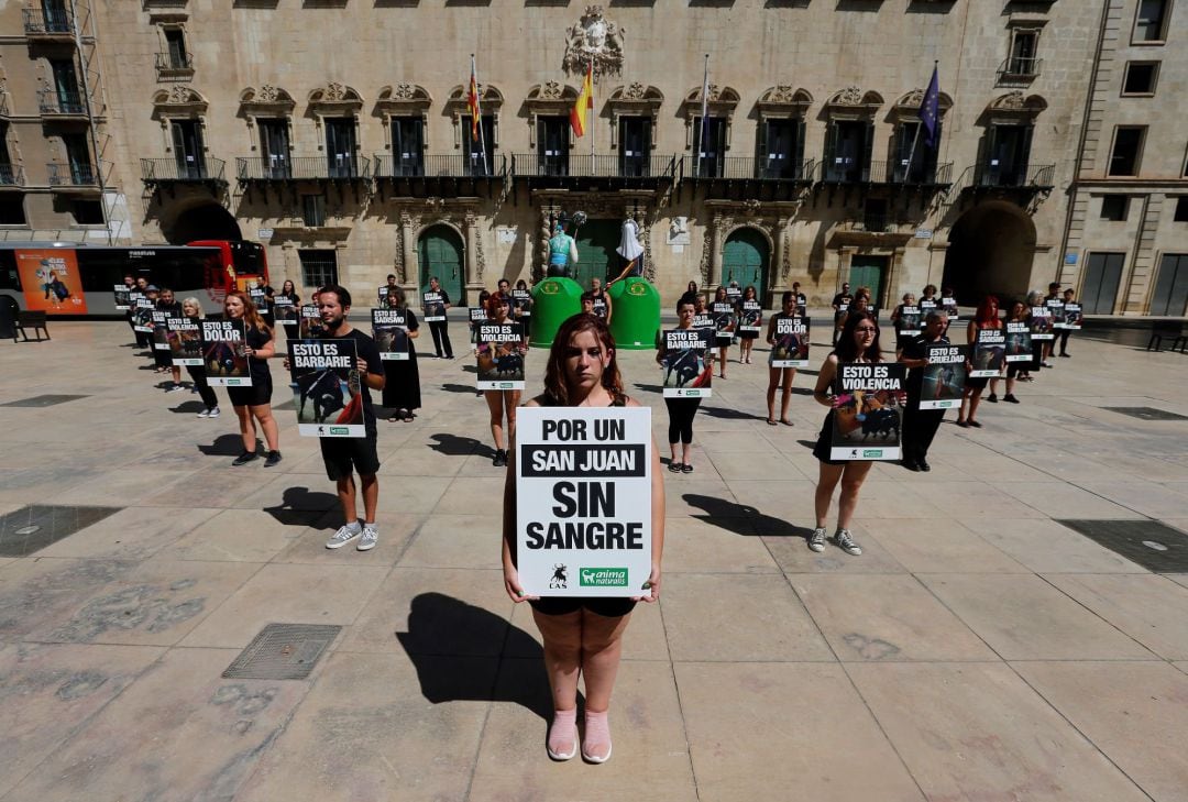 Acto de protesta en la Plaza del Ayuntamiento de Alicante ante el regreso de las corridas de toros