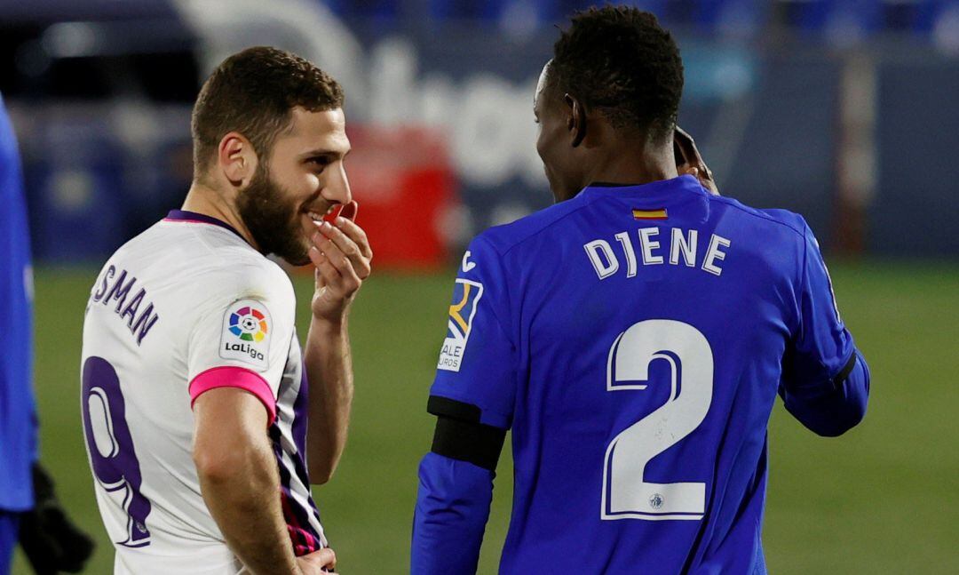  El delantero israelí del Real Valladolid, Sean Weissman, conversa con el defensa togoleño del Getafe. EFE  Ballesteros.