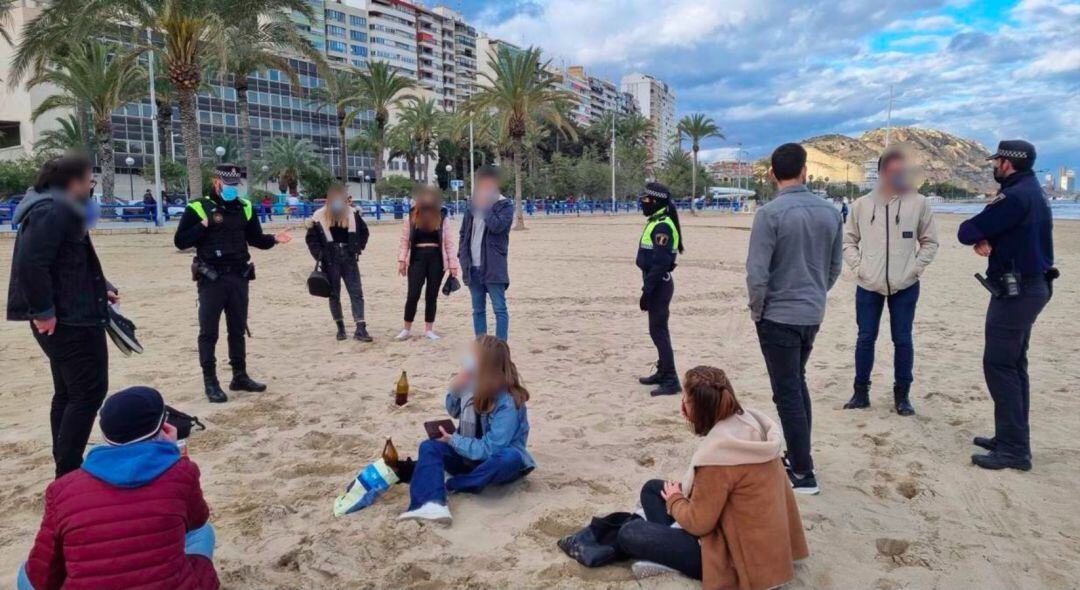 Los agentes intervienen en un botellón en la playa del Postiguet