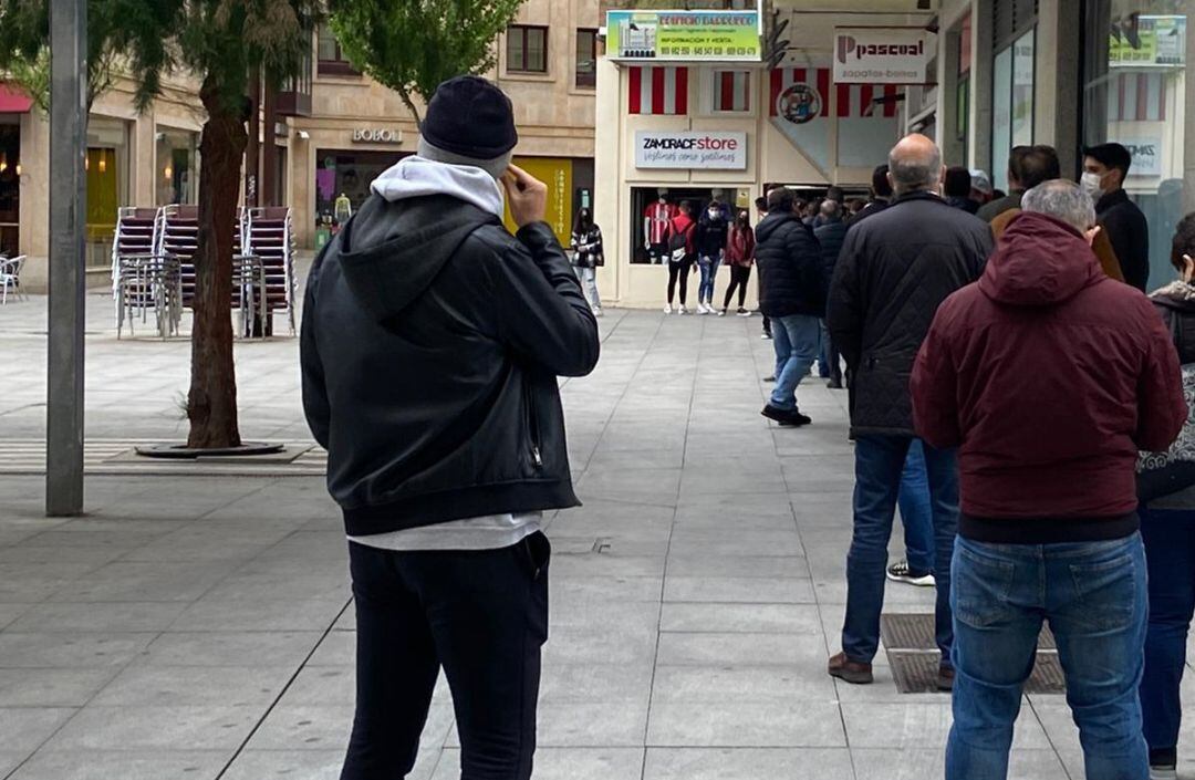 Cola formada ante la tienda del club