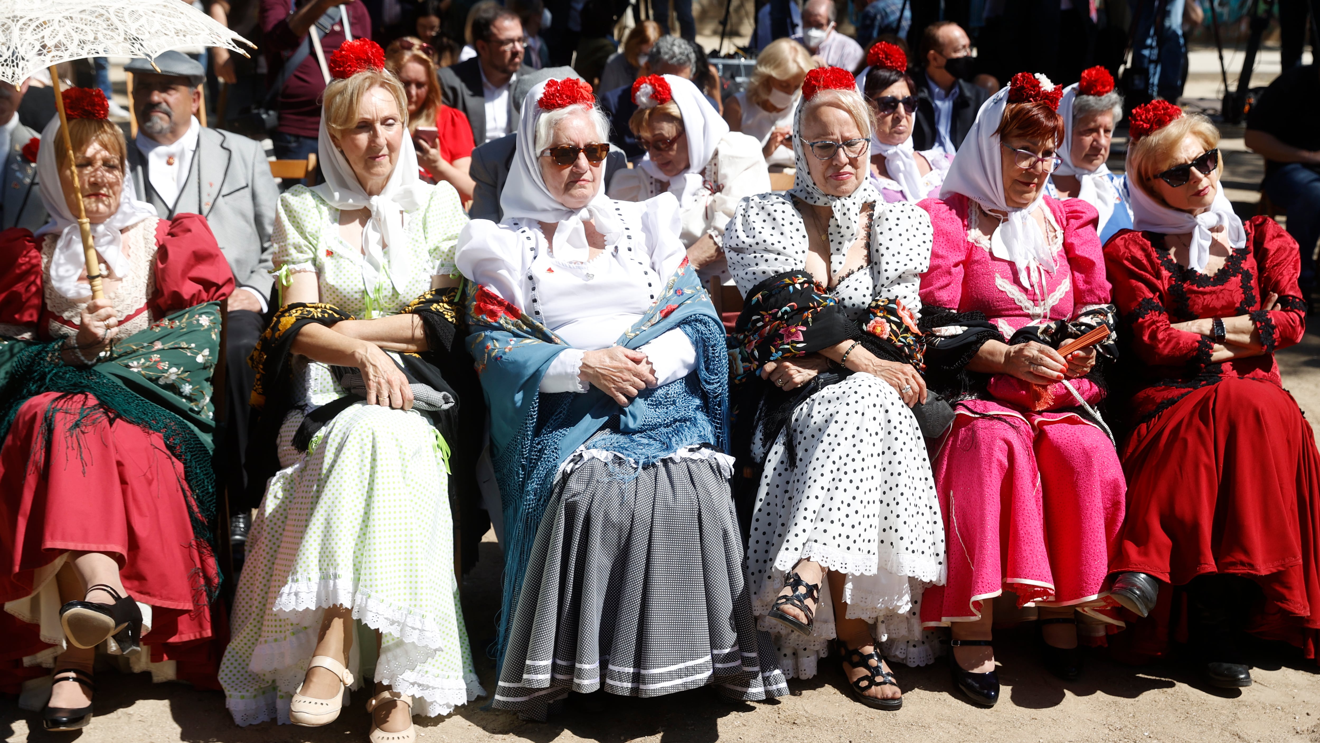 Varias chulapas asisten a la presentación de la programación de las Fiestas de San Isidro 2022, que se celebrarán del 13 al 15 de mayo. EFE/ Juan Carlos Hidalgo