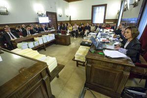 GRA060. VALENCIA, 11/06/2015.- Vista general del juicio por los contratos del Gobierno valenciano con la trama Gürtel para el montaje de su expositor en la feria de turismo Fitur que se retoma hoy con nuevas peticiones de suspensión por parte de las defensas, que alegan no haber tenido tiempo para analizar la información disponible. EFE/Manuel Bruque ***POOL***