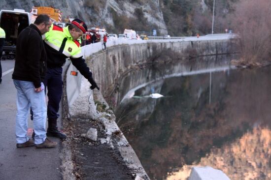 El punt de la carretera C 17 on el cotxe es va precipitar al riu