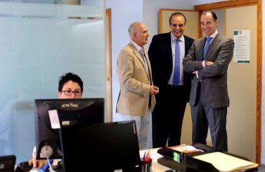 El conseller de Sanidad, Manuel Llombart, visita la unidad de investigación clínica del Hospital General de Valencia