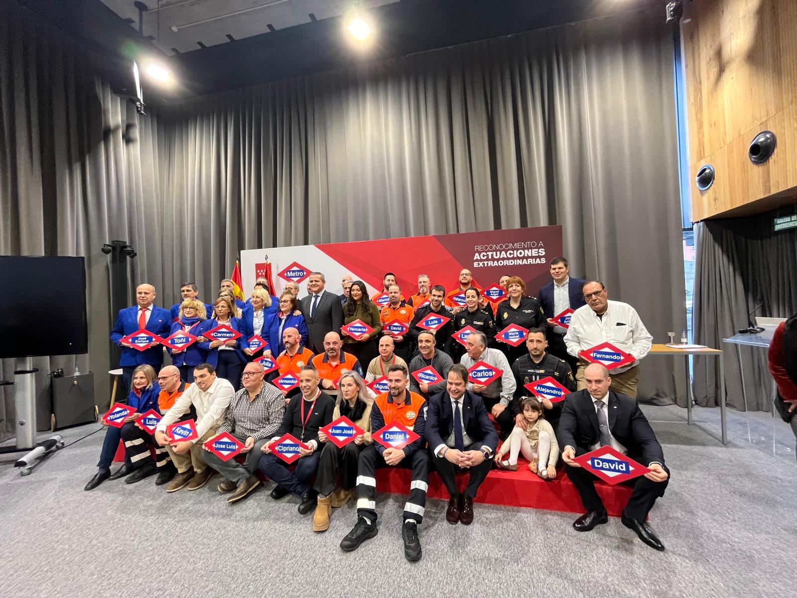 Los premiados de la XII edición de los premios Héroes de Metro posan tras la entrega de los galardones.