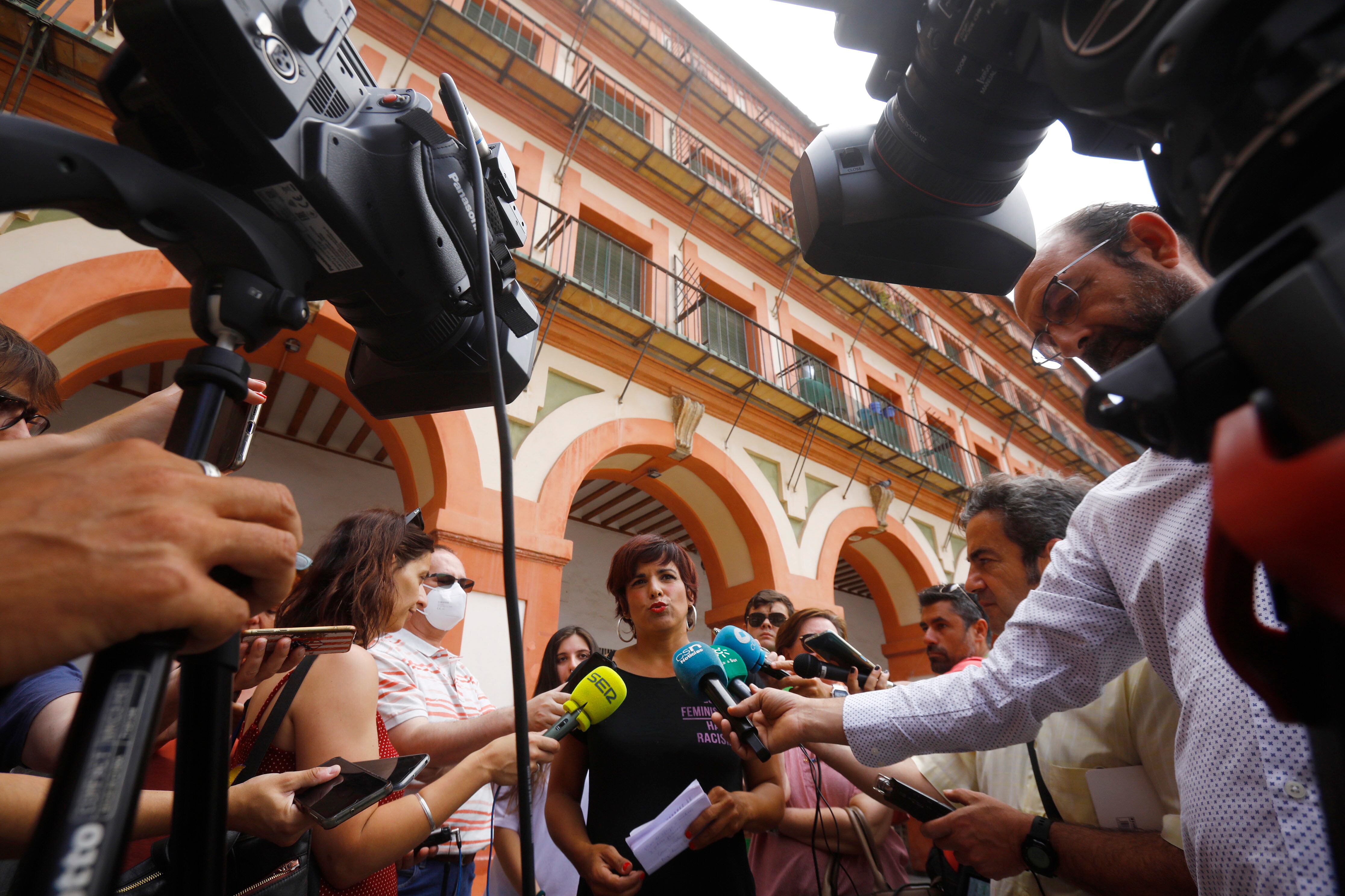 GRAFAND9999. CÓRDOBA, 08/06/2022.-La candidata de Andalucía Adelante a la Presidencia de la Junta, Teresa Rodríguez, ha considerado este miércoles "asombroso" que el resto de las formaciones políticas no se enfrentaran a Macarena Olona (Vox) en el debate electoral del pasado lunes, en declaraciones a los periodistas, antes de mantener un encuentro con jóvenes de Córdoba. EFE/Salas