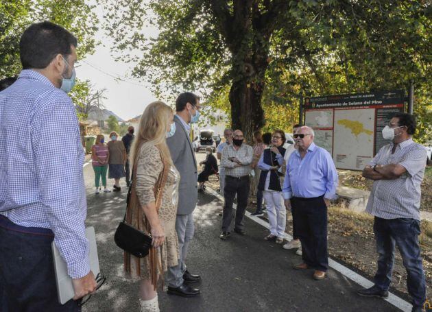 Jose Manuel Caballero, presidente de la Diputación y la alcaldesa de Solana del Pino cambiando impresiones con vecinos de Solana del Pino, tras la inauguración