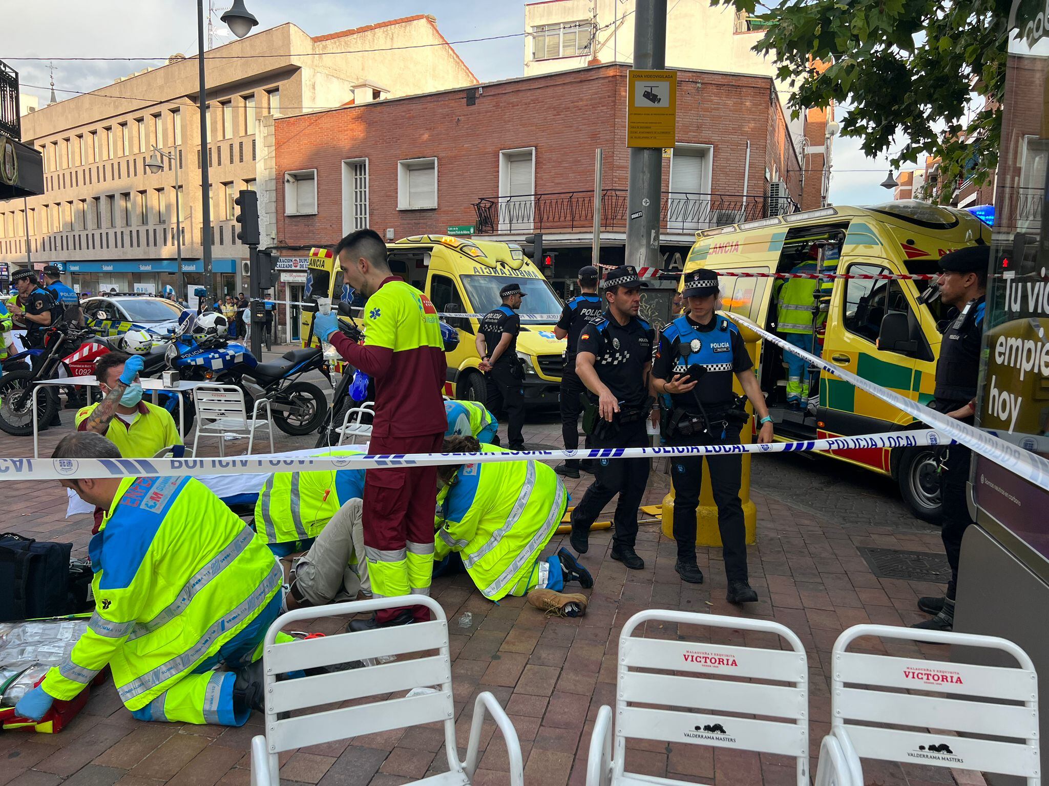 Un joven de 25 años perdió el control del vehículo, que arrolló a varias personas que se encontraban en la terraza de un bar de la Plaza del Pueblo