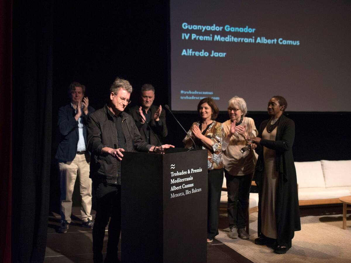 Alfredo Jaar, premio Camus por su conmovedora obra sobre la convulsión del mundo