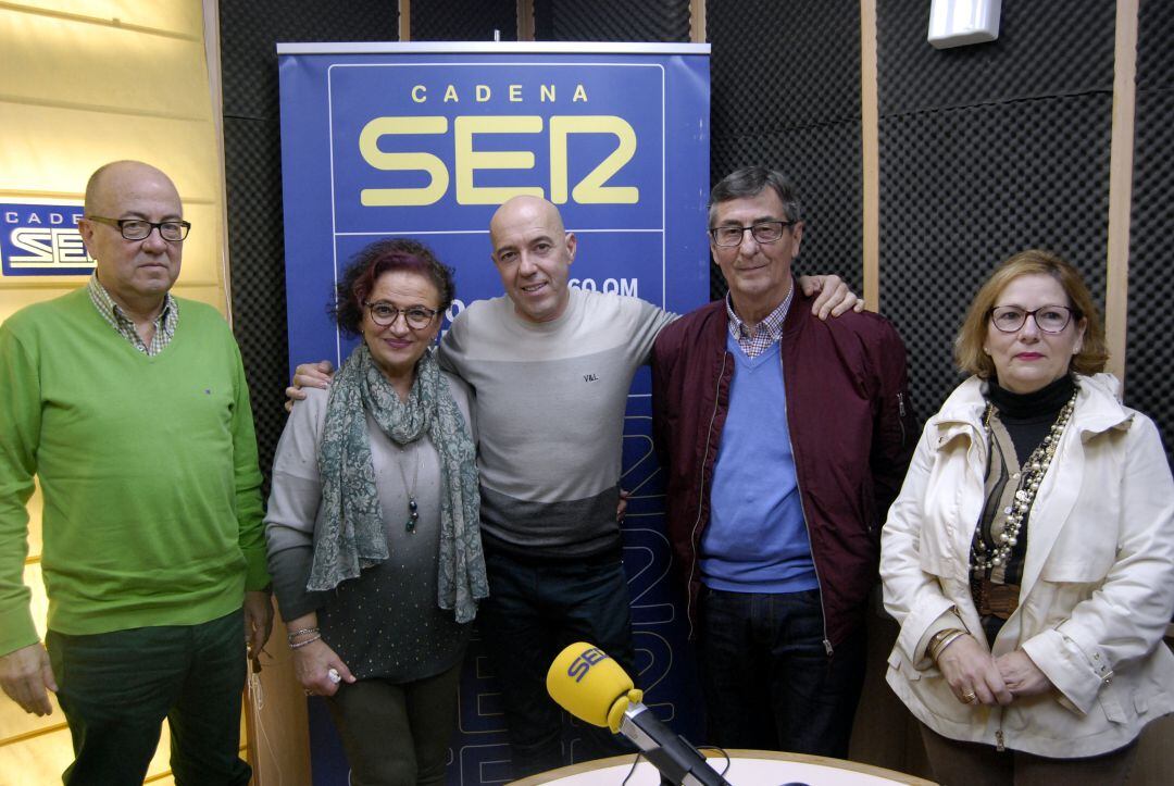 Salvador Andrades junto a la presidenta de Julia Traducta, Victoria Guerrero y otros miembros de la entidad.