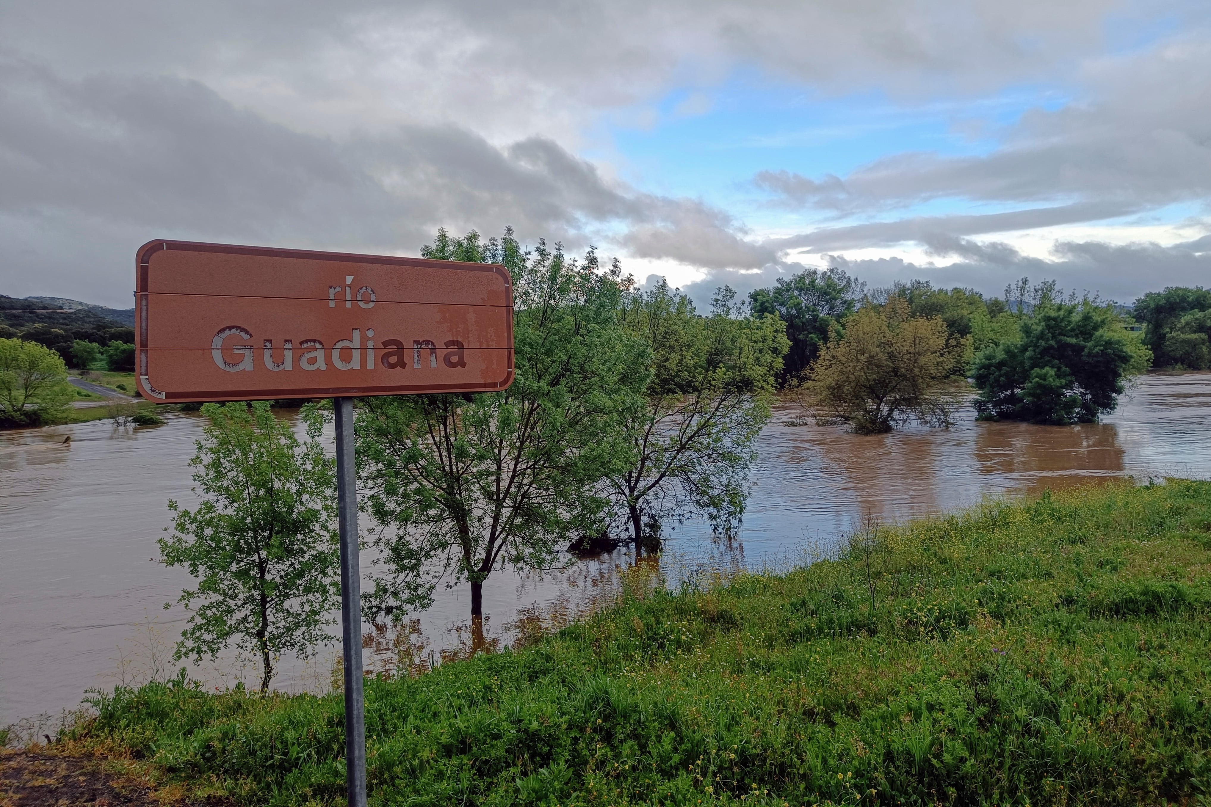 Puebla de Don Rodrigo (Ciudad Real), 31 mar (EFE).- El río Guadiana ha alcanzado un caudal de agua de 441,44 metros cúbicos por segundo (m3/s) a su paso por el municipio de Puebla de Don Rodrigo, en la provincia de Ciudad Real, que es la mayor crecida registrada en este punto desde que la Confederación Hidrográfica del Guadiana (CHG) realiza mediciones automáticas del cauce del río.  EFE/ Beldad
