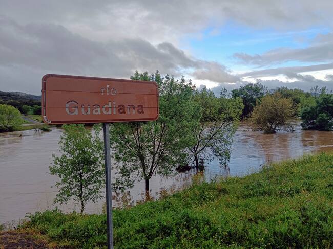 Puebla de Don Rodrigo (Ciudad Real), 31 mar (EFE).- El río Guadiana ha alcanzado un caudal de agua de 441,44 metros cúbicos por segundo (m3/s) a su paso por el municipio de Puebla de Don Rodrigo, en la provincia de Ciudad Real, que es la mayor crecida registrada en este punto desde que la Confederación Hidrográfica del Guadiana (CHG) realiza mediciones automáticas del cauce del río. EFE/ Beldad