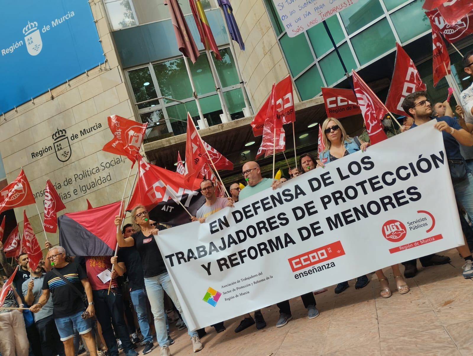 Protesta de los trabajadores de protección de menores frente a la consejería de Política Social en Murcia