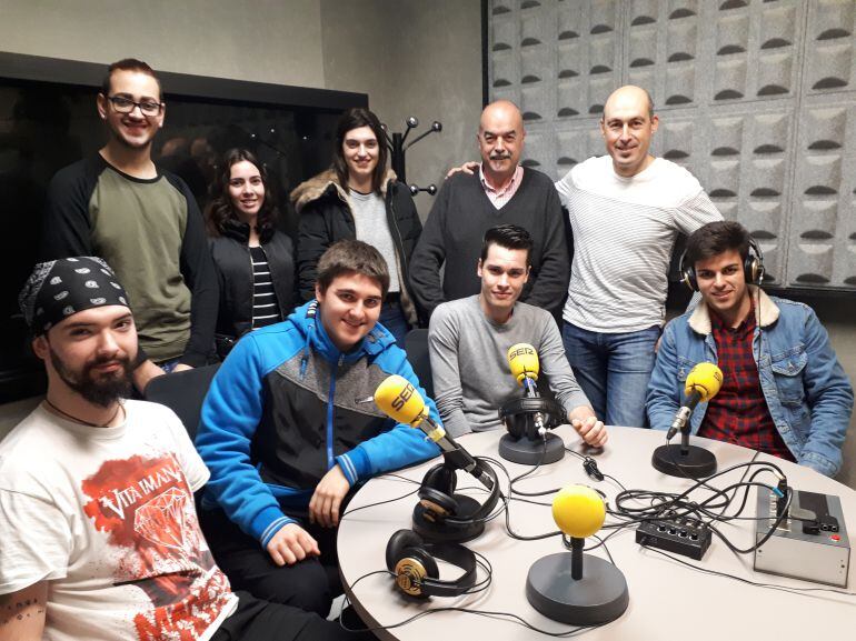 Santi Iruretagoyena y Rubén San Martín posan junto a parte del alumnado que viajará al extranjero con una beca Erasmus