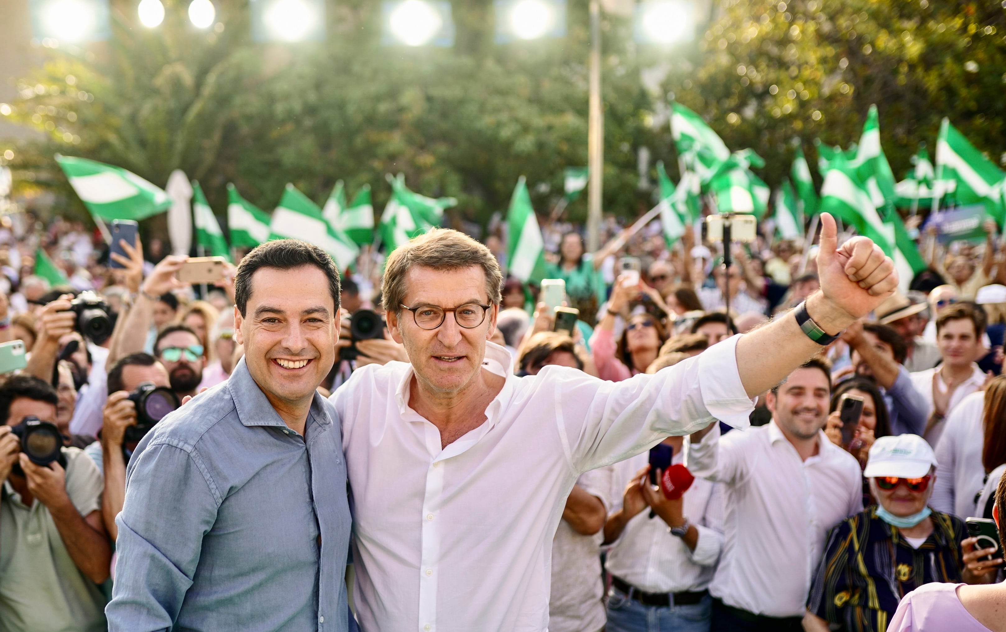 MÁLAGA, 11/06/2022.- El líder del Partido Popular, Alberto Núnez Feijóo, y el candidato popular a la presidencia de la Junta de Andalucía, Juan Manuel Moreno (i), durante el mitin electoral celebrado este sábado en Málaga. EFE/PP/Jesús Morón ***SÓLO USO EDITORIAL, PERMITIDO SU USO SÓLO EN RELACIÓN A LA INFORMACIÓN QUE APARECE EN EL PIE DE FOTO, CRÉDITO OBLIGATORIO***
