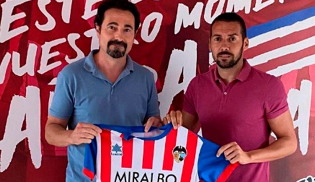 El técnico Diego Miñana, junto a un directivo.