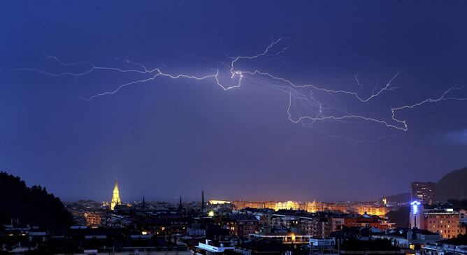 Un rayo cae sobre el centro de San Sebastián durante la tormenta en el último día de agosto