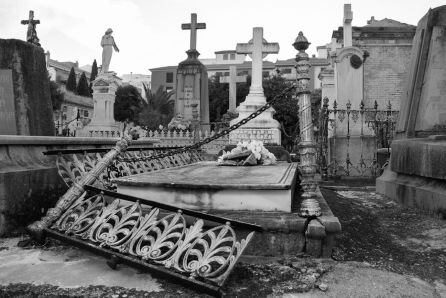 Estado de algunas de las tumbas del cementerio de San Eufrasio.