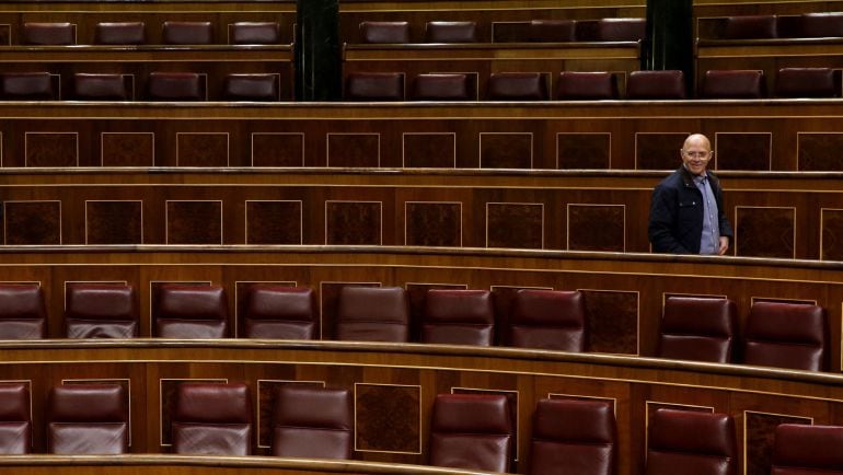 Un visitante observa los escaños de los diputados en el hemicíclo del Congreso de los Diputados que hoy celebra su jornada de Puertas Abiertas