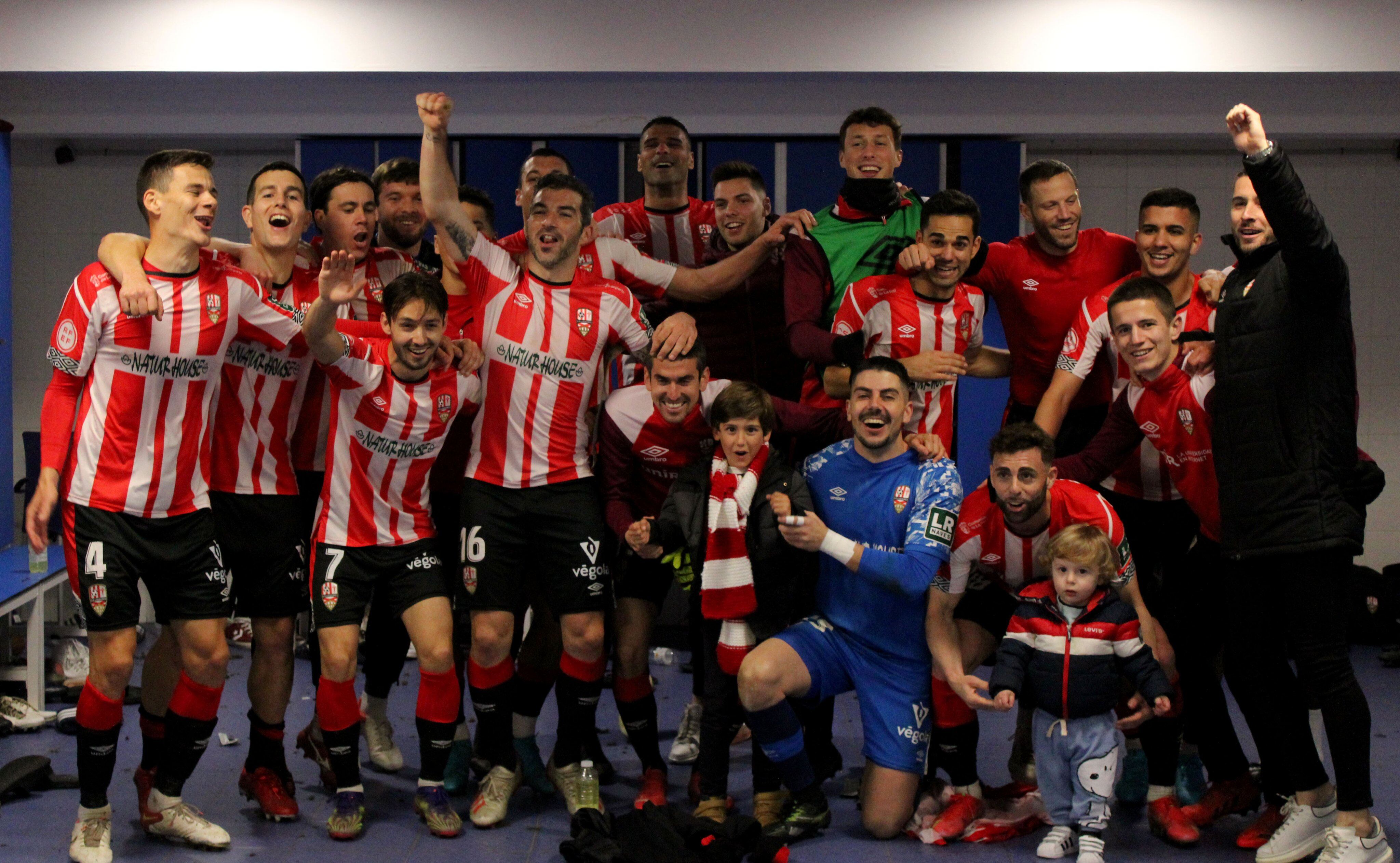 La plantila celebra la victoria en Las Gaunas