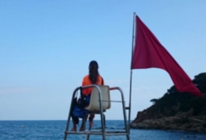 La bandera vermella hissada a causa de la presència de rajades